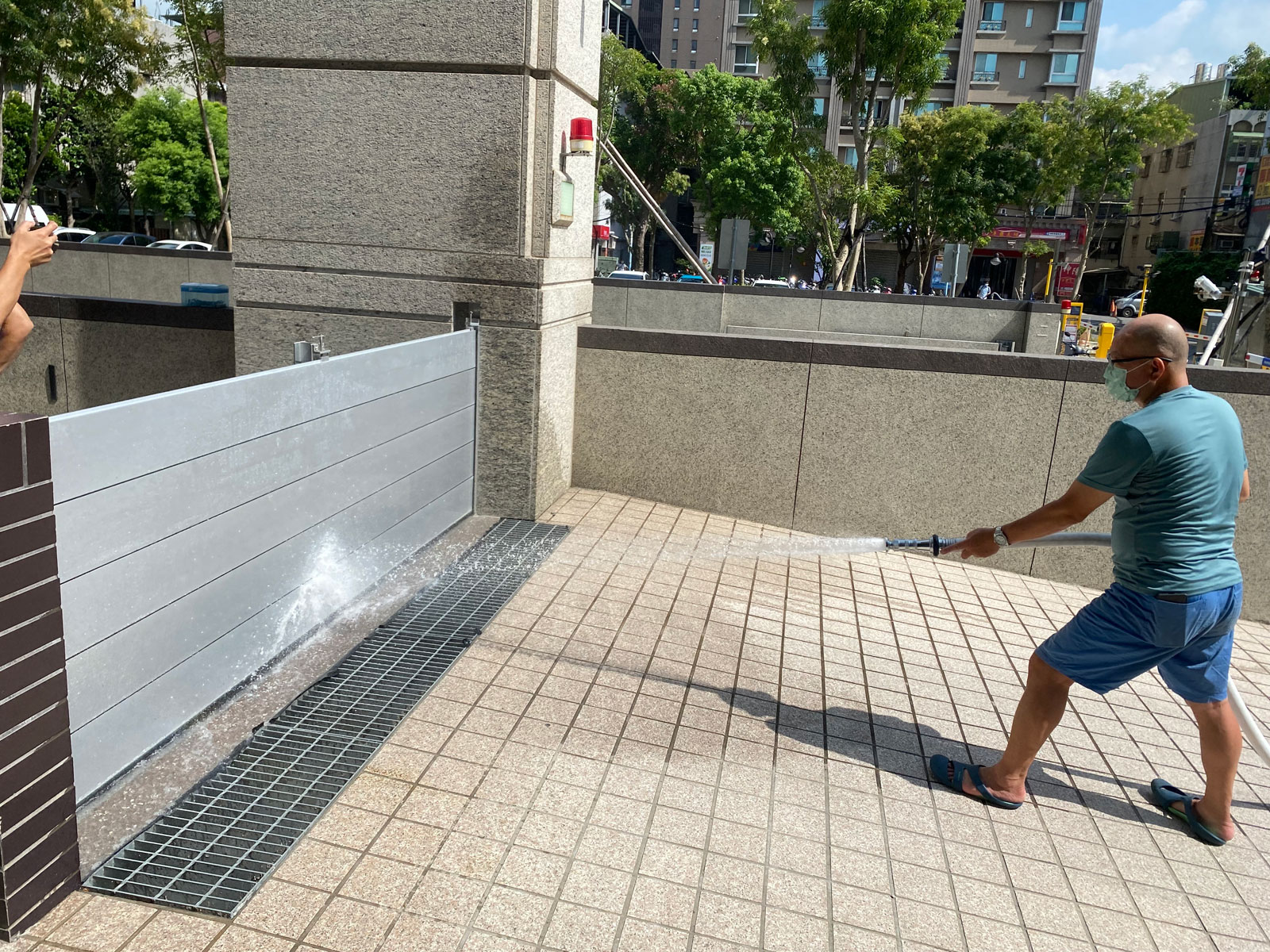 閘門試水